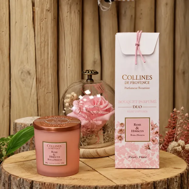 Bougie parfumée et bouquet parfumé Collines de Provence sur un rondin de bois