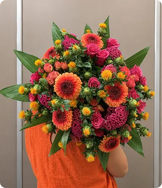 Bouquet coloré de dahlias, roses et célosies