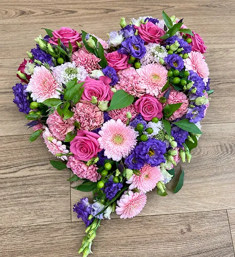 Cœur funéraire de roses roses, gerberas et lisianthus violets