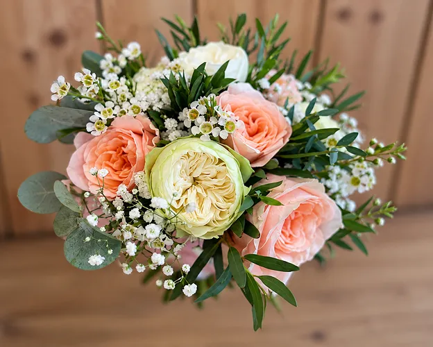 Bouquet de mariée de roses pêche, roses blanches et gypsophile