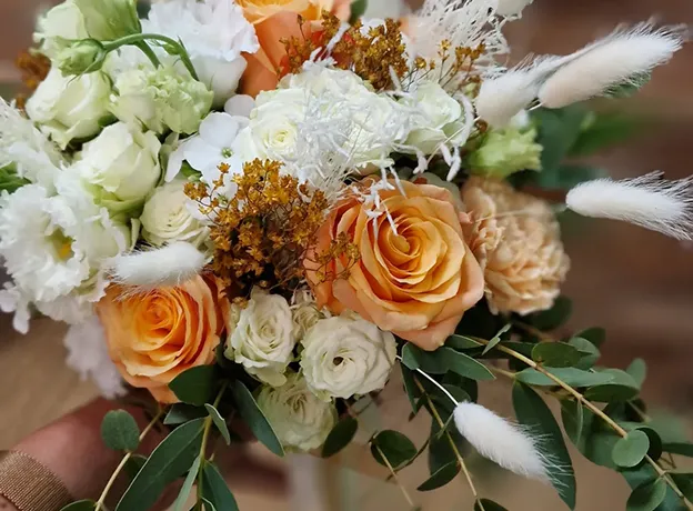 Bouquet de roses pêche, fleurs blanches et graminées