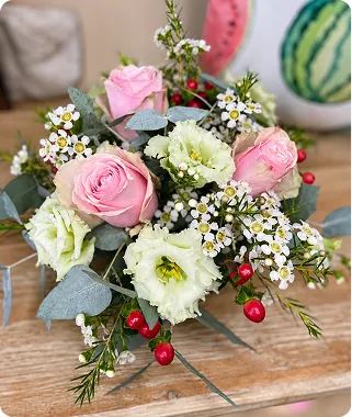 Bouquet romantique de roses pastel, fleurs blanches et baies rouges