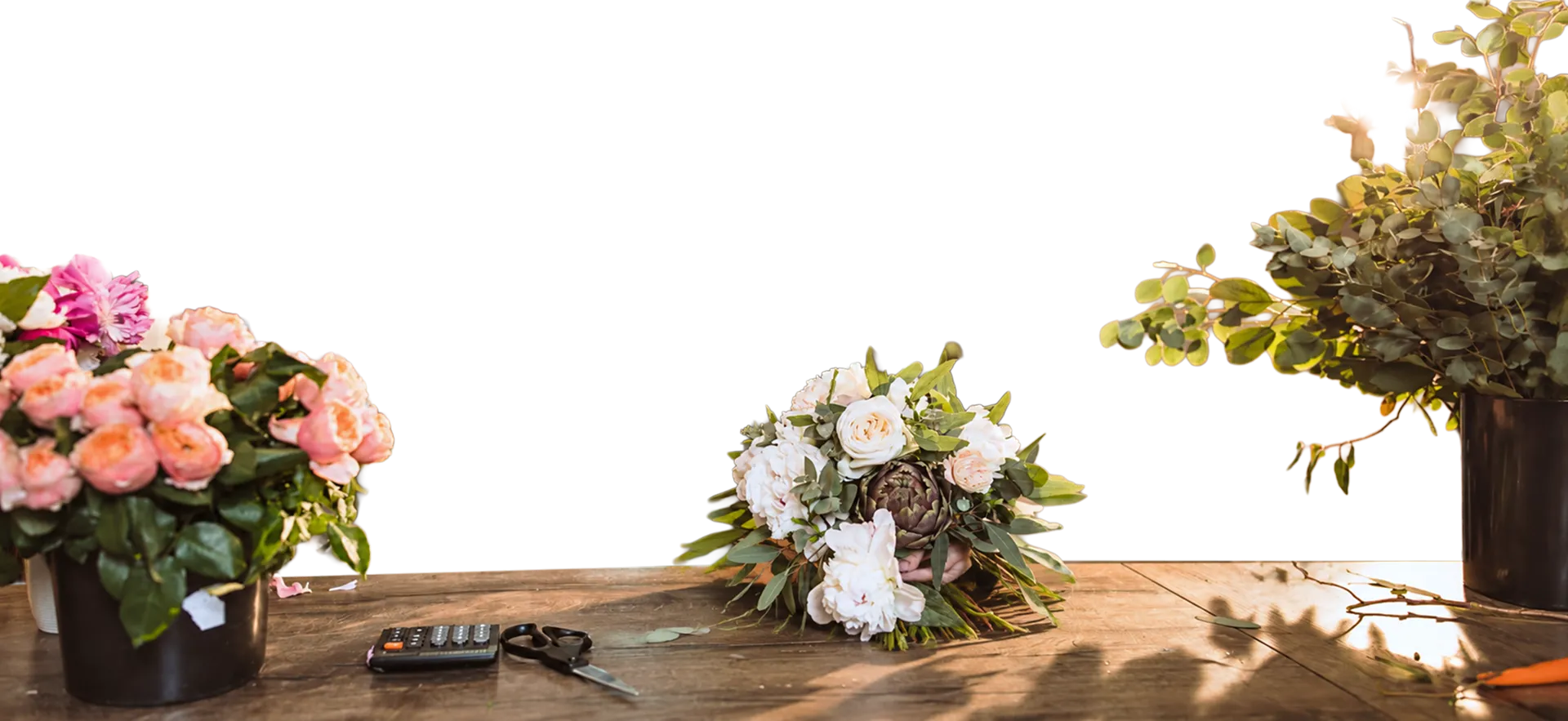 Bouquets de roses pêche et de roses blanches posés sur le comptoir en bois