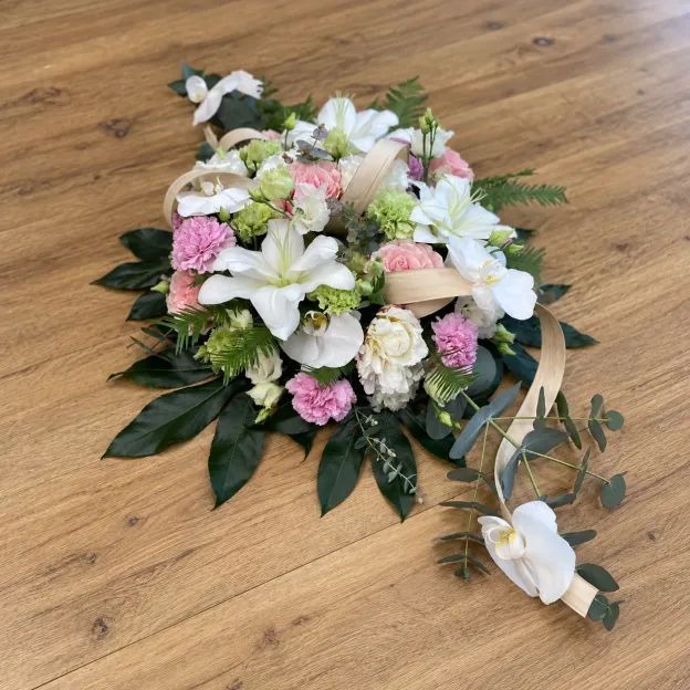Composition florale de deuil en lys blancs, roses et œillets