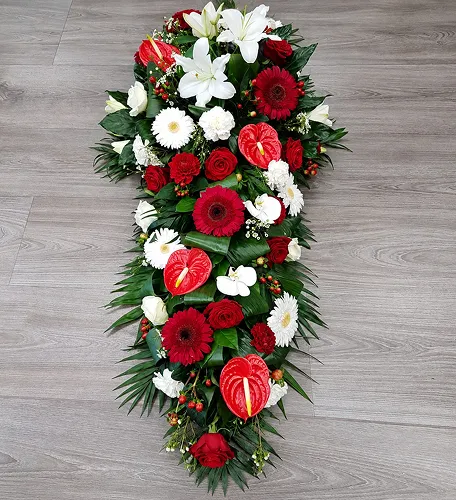 Gerbe de roses rouges, anthuriums et lys blancs